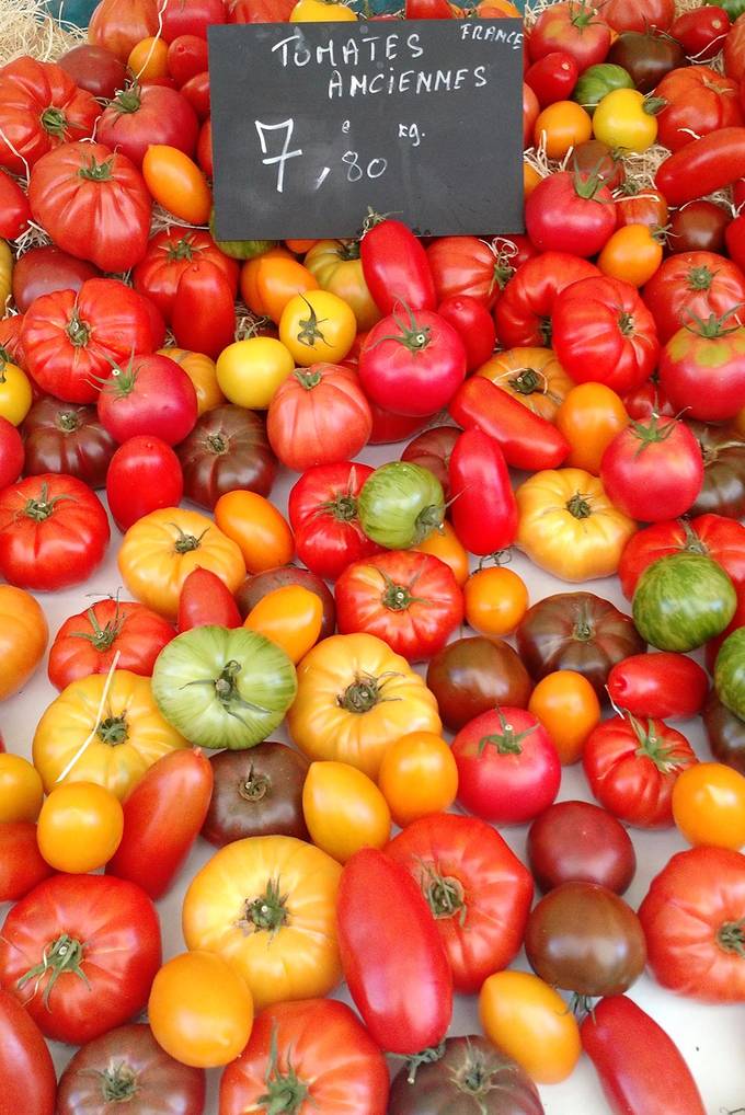 Ripe tomatoes Ripe tomatoes