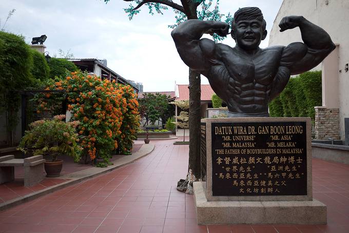 Bodybuilder statue in Jonker St square Bodybuilder statue in Jonker St square