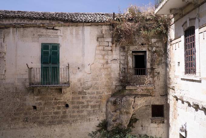 The crumbling buildings The crumbling buildings